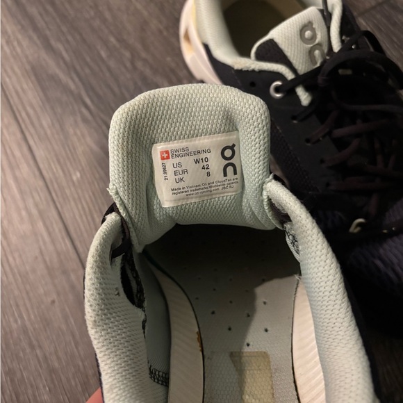 On Running Cloudflyer Women’s Sneakers in Navy Mint - Picture 4 of 5